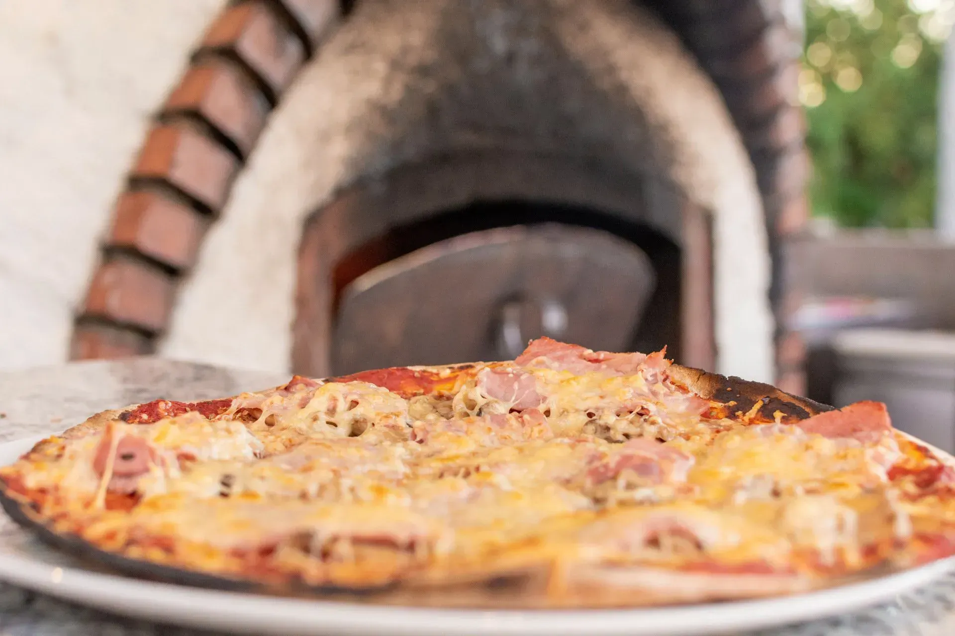 Pizzas cuisinés au four à bois