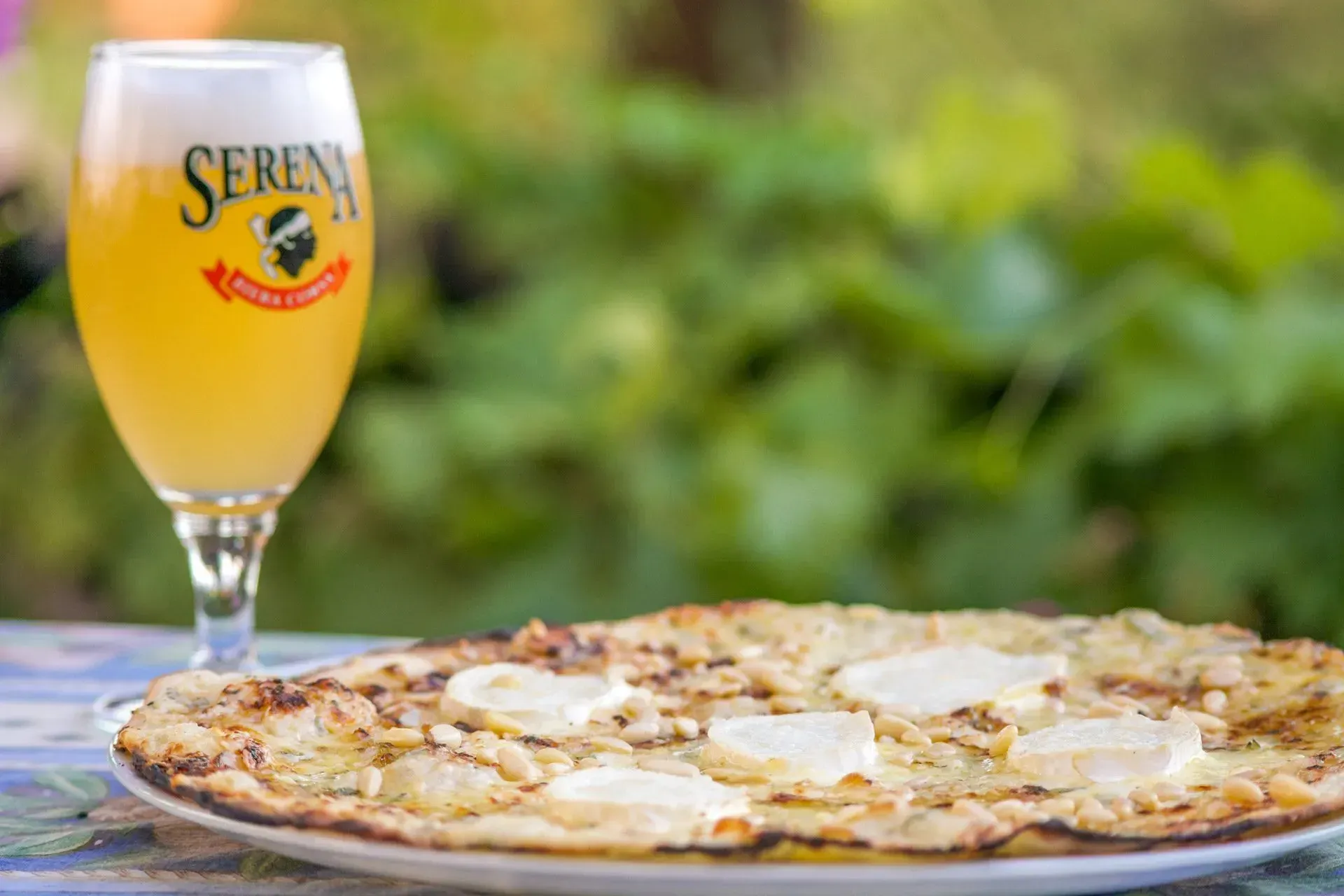 Pizza chèvre avec boisson fraîche