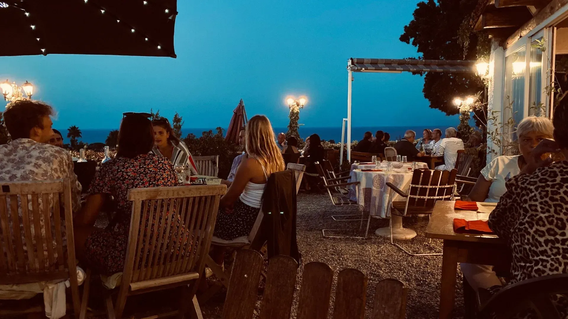 Repas en terrasse de nuit