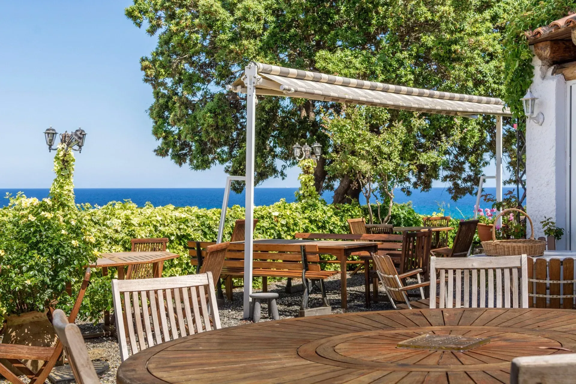 Une terrasse panoramique avec vu sur la mer