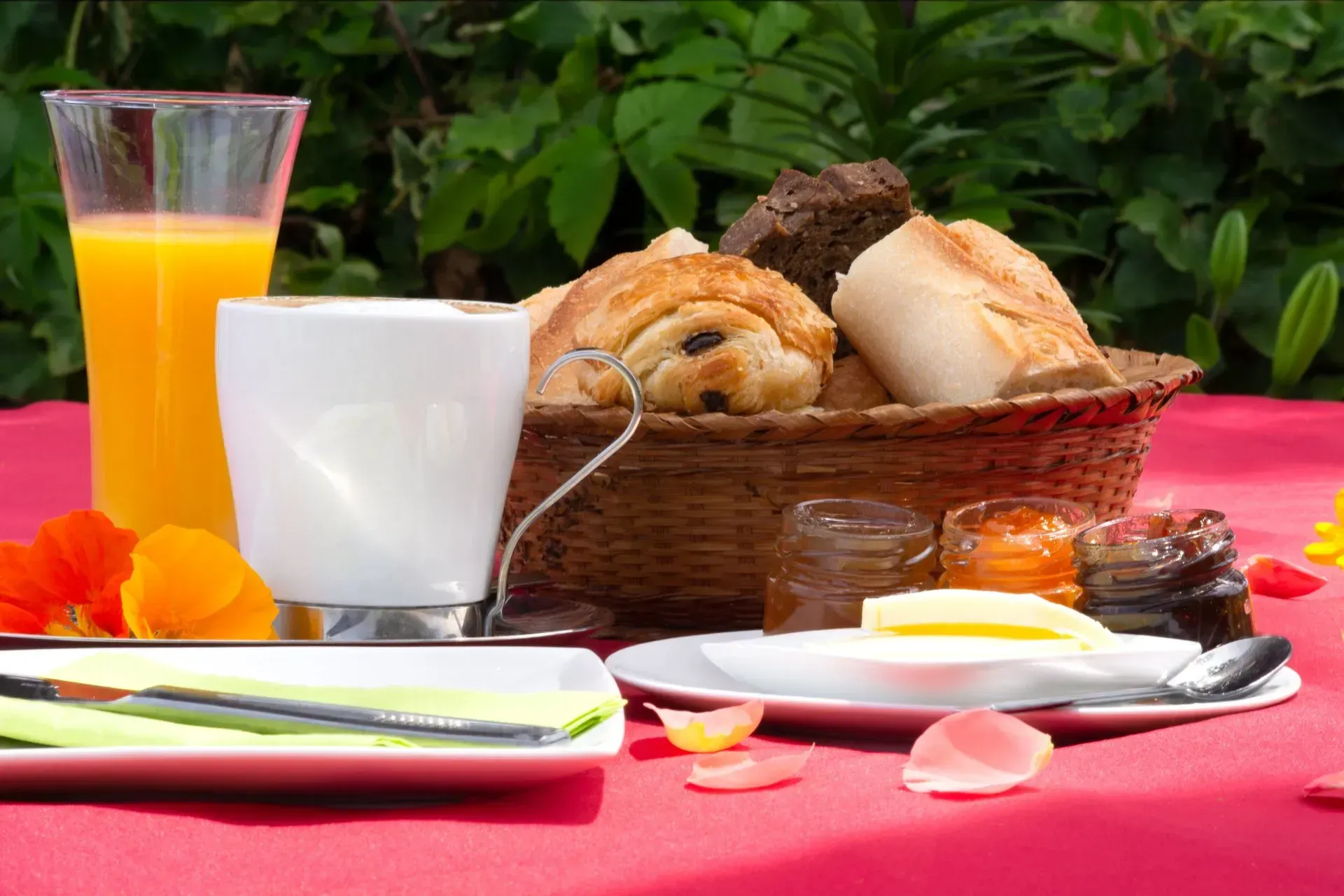 Un petit-déjeuner complet avec des viennoiseries