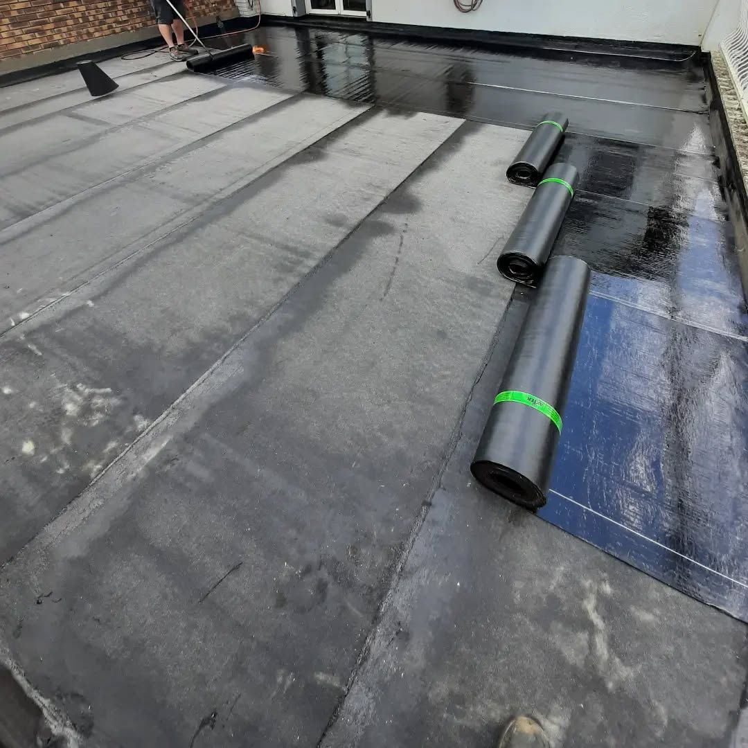 Pose de membrane d'étanchéitié sur un toit plat.