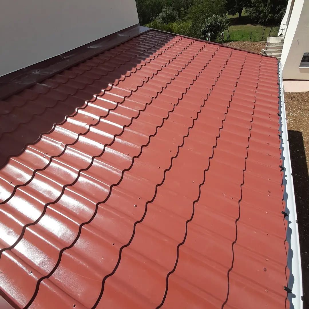 Pose de couverture en tôle imitation tuiles.