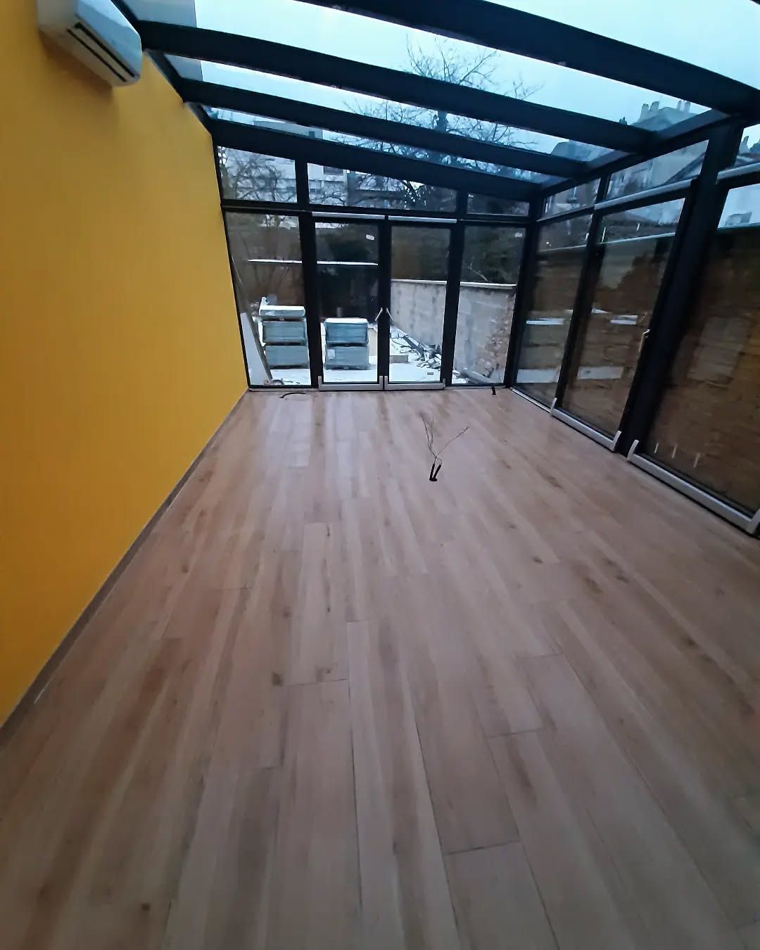 Rénovation de véranda avec une pose de carrelage.