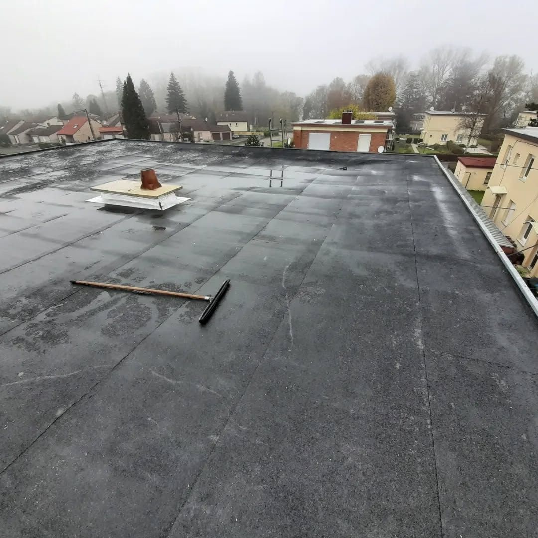 Installation d'un isolant sur un toit plat.