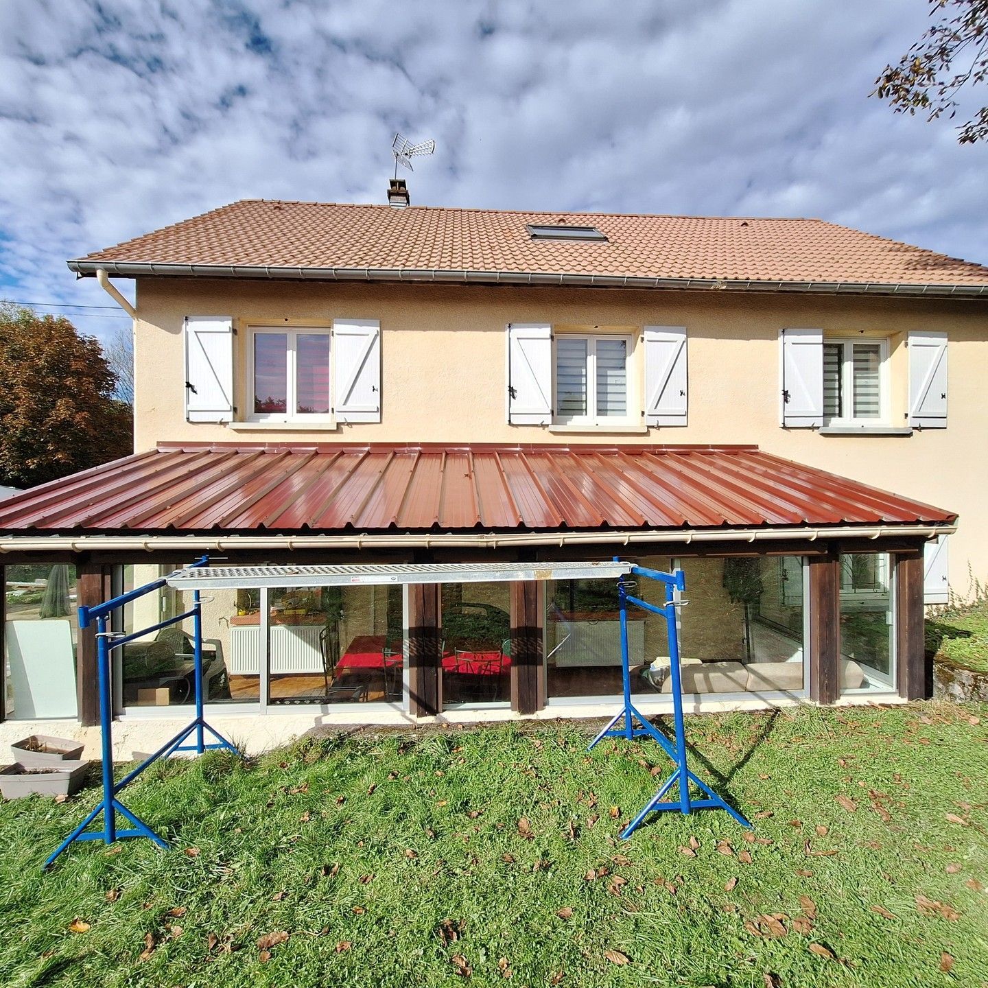 Couverture d'une véranda en panneaux sandwiches.