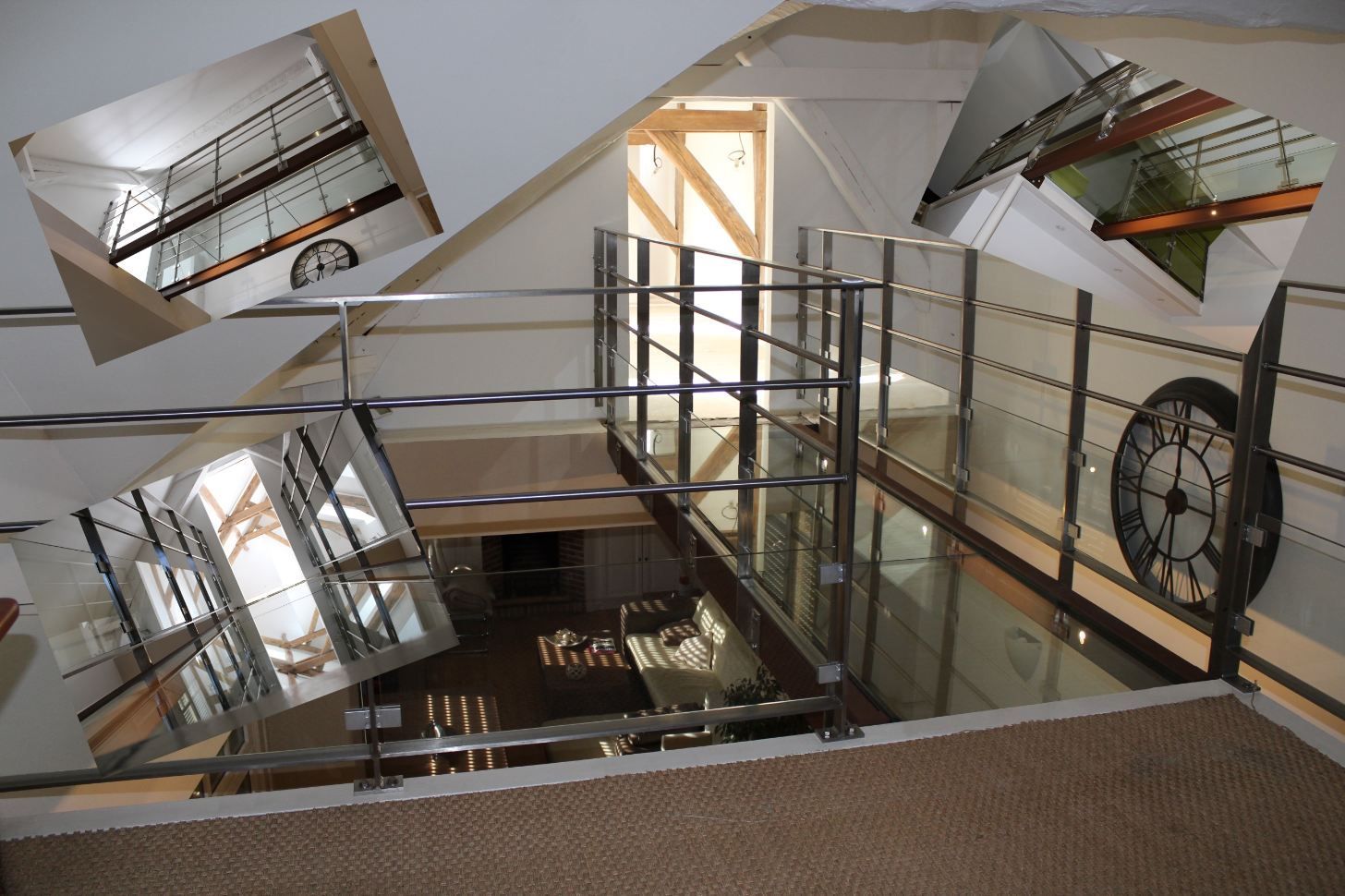 Intérieur d'un bâtiment à plusieurs niveaux, avec des balustrades en verre et un cadran d'horloge visible.