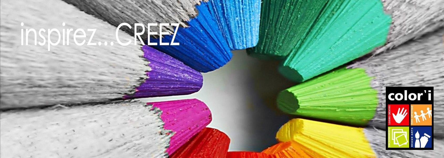 Des pinceaux colorés disposés en cercle avec le texte  inspirez...CREEZ  et un logo dans le coin inférieur droit.