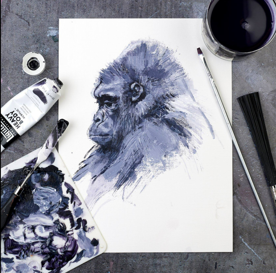 Peinture d'un gorille de profil avec des nuances de bleu/gris ; les pinceaux et la peinture sont visibles.