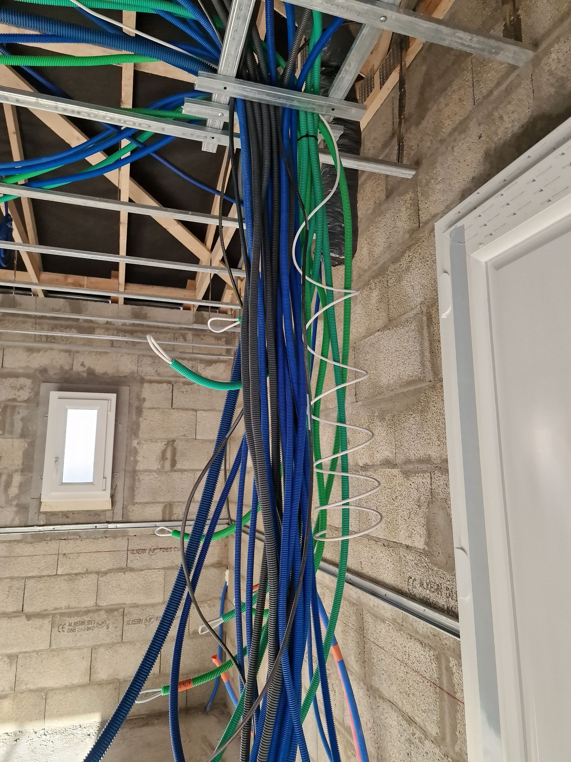 Gaines et fils électriques lors de travaux de rénovation