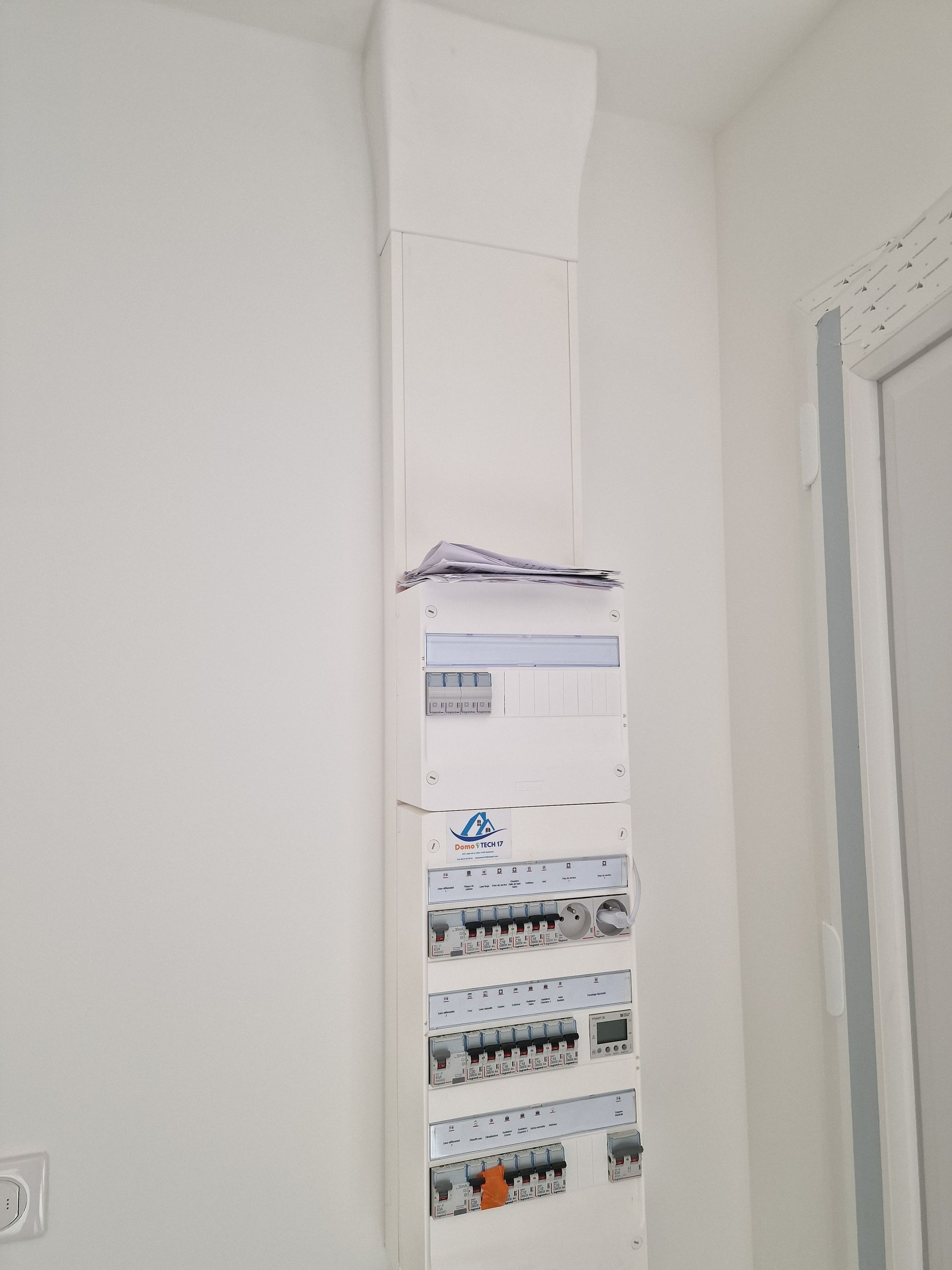 Armoire électrique blanche, avec le logo de l'entreprise