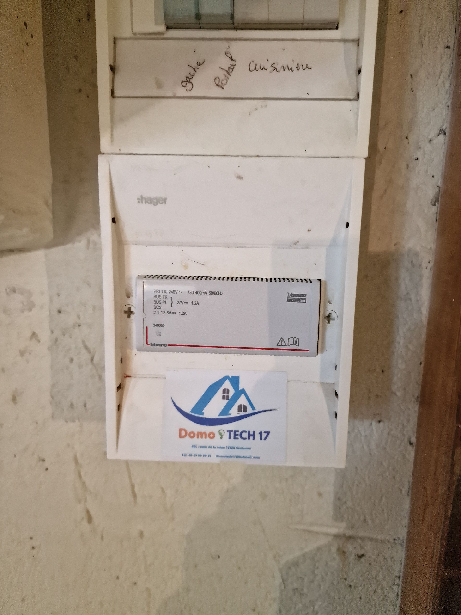 Armoire électrique avec le logo de l'entreprise affiché