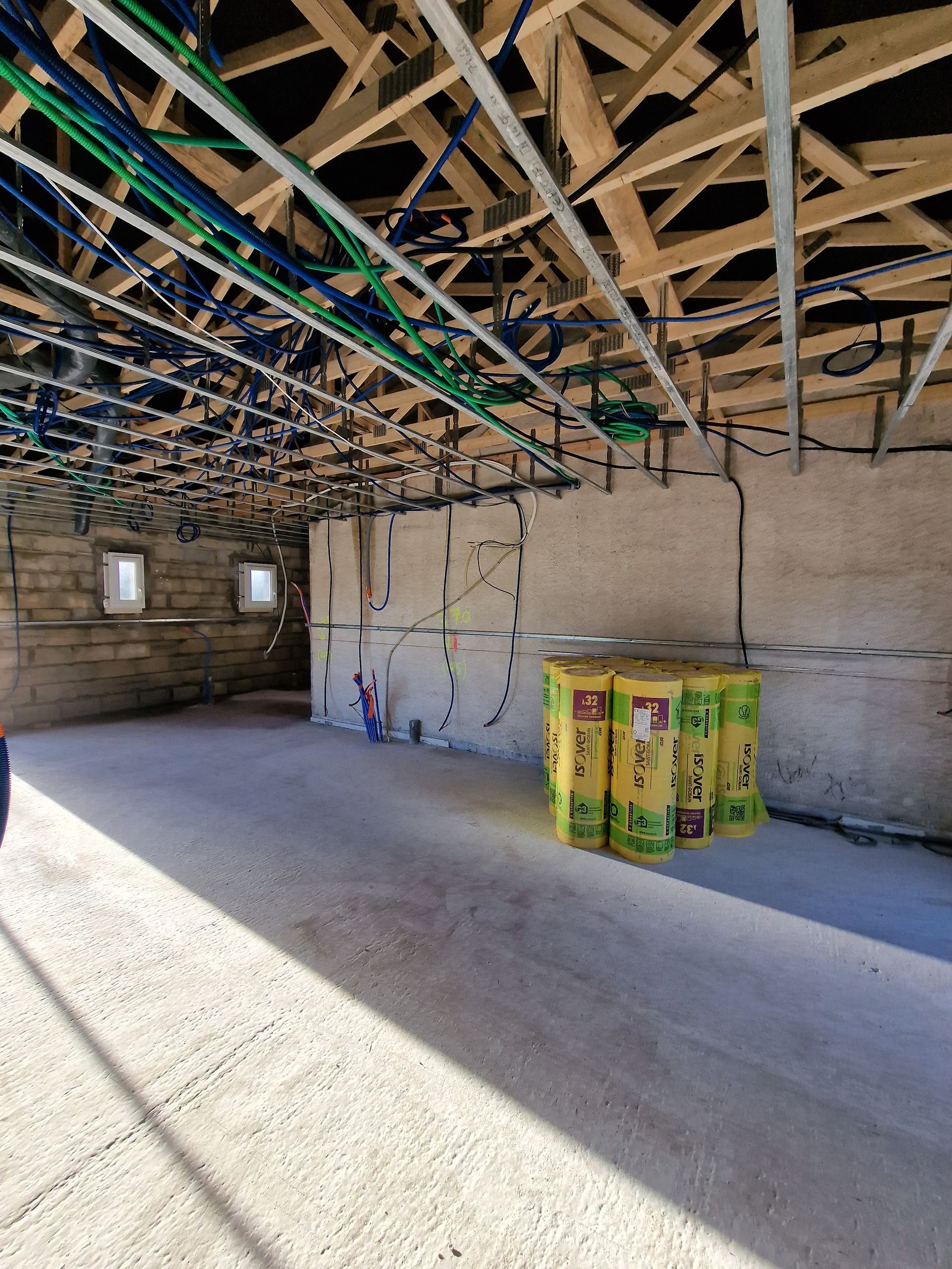 Travaux de rénovation avec des câbles électriques qui pendent du plafond