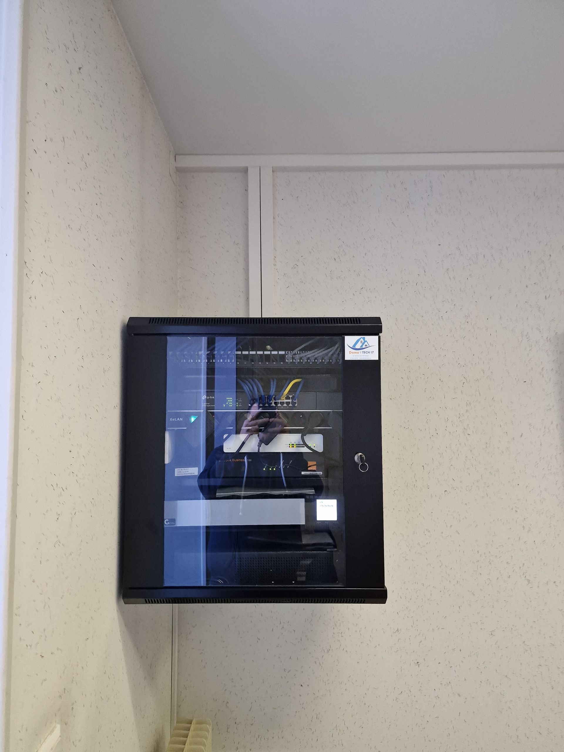 Baie informatique avec encadrement noir et devant vitré