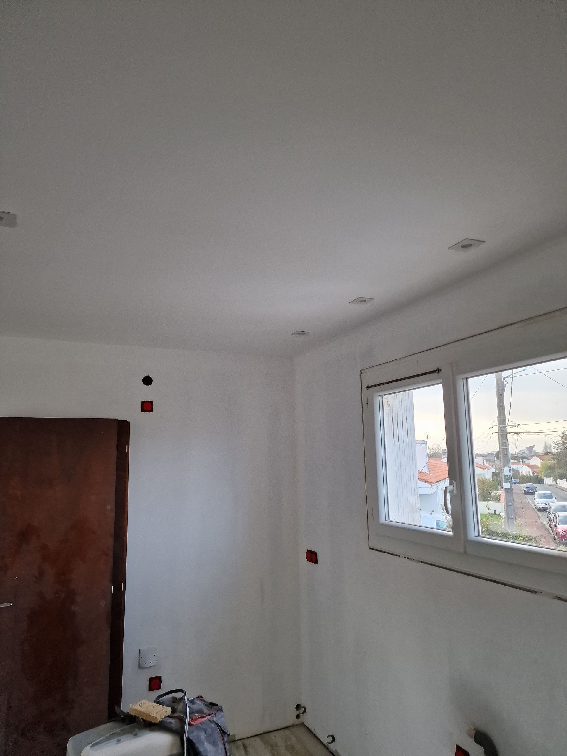 Installation de luminaires au plafond
