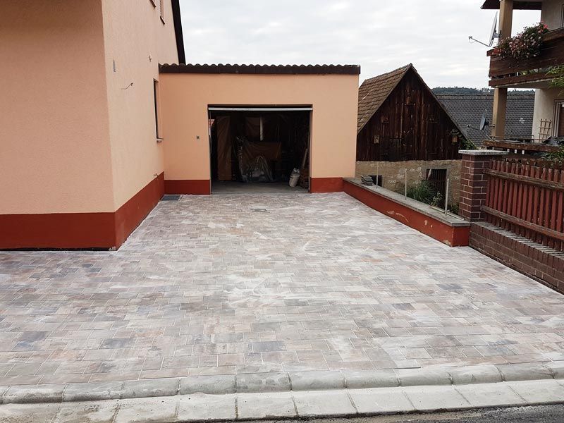 DHK-Bau GmbH & Co. KG, Hasenlohe 9, Neustadt a. d. Aisch, Pflasterarbeiten, Gartengestaltung, Gartenbau, Natursteinmauern, Natursteintreppen, Hofgestaltung