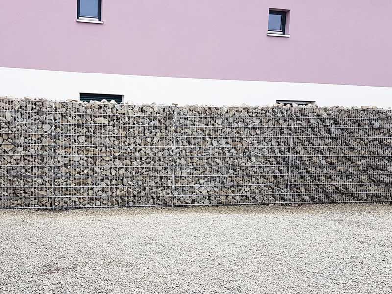 DHK-Bau GmbH & Co. KG, Hasenlohe 9, Neustadt a. d. Aisch, Referenzen, Baustelle, Natursteine, Bodenpressungen, Gabionen zur Hangsicherung, Terrassenanlage, Natursteinmauer, Zertifikate