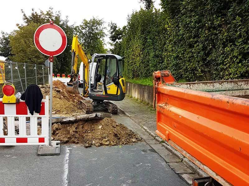 DHK-Bau GmbH & Co. KG, Hasenlohe 9, Neustadt a. d. Aisch, Pflasterarbeiten, Bodenpressungen, grabenlose Rohrverlegung, Natursteintreppenanlagen, Teichanlagen und Poolanlagen, Terrassenanlagen und Fundamente, Natursteinmauern und Trockensteinmauern, Erdbau und Aushub von Baugruben, Kanalbau und Kabelbau, Versorgungsleitungen