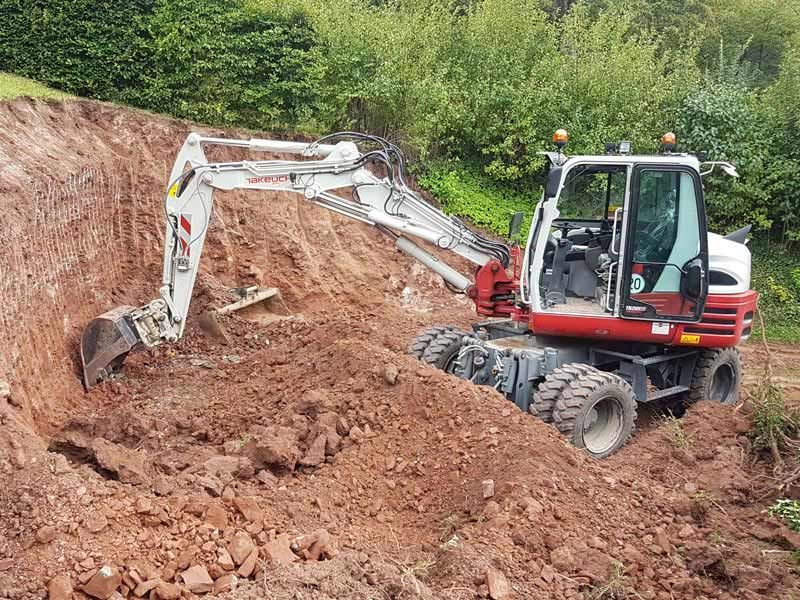 DHK-Bau GmbH & Co. KG, Hasenlohe 9, Neustadt a. d. Aisch, Pflasterarbeiten, Bodenpressungen, grabenlose Rohrverlegung, Natursteintreppenanlagen, Teichanlagen und Poolanlagen, Terrassenanlagen und Fundamente, Natursteinmauern und Trockensteinmauern, Erdbau und Aushub von Baugruben, Kanalbau und Kabelbau, Versorgungsleitungen