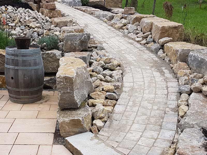 DHK-Bau GmbH & Co. KG, Hasenlohe 9, Neustadt a. d. Aisch, Pflasterarbeiten, Bodenpressungen, grabenlose Rohrverlegung, Natursteintreppenanlagen, Teichanlagen und Poolanlagen, Terrassenanlagen und Fundamente, Natursteinmauern und Trockensteinmauern, Erdbau und Aushub von Baugruben, Kanalbau und Kabelbau, Versorgungsleitungen