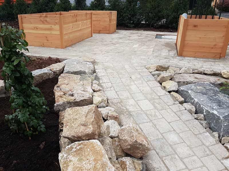 DHK-Bau GmbH & Co. KG, Hasenlohe 9, Neustadt a. d. Aisch, Pflasterarbeiten, Gartengestaltung, Gartenbau, Natursteinmauern, Natursteintreppen, Hofgestaltung