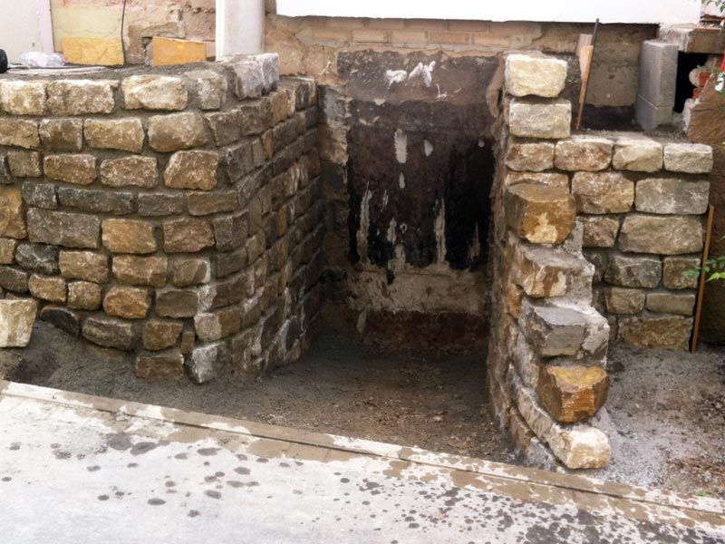 DHK-Bau GmbH & Co. KG, Hasenlohe 9, Neustadt a. d. Aisch, Referenzen, Baustelle, Natursteine, Bodenpressungen, Gabionen zur Hangsicherung, Terrassenanlage, Natursteinmauer, Zertifikate