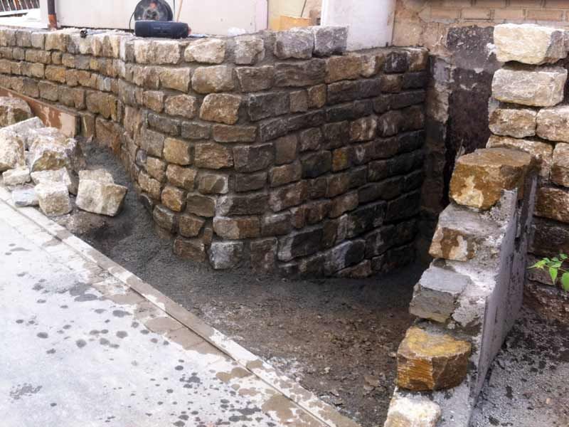 DHK-Bau GmbH & Co. KG, Hasenlohe 9, Neustadt a. d. Aisch, Referenzen, Baustelle, Natursteine, Bodenpressungen, Gabionen zur Hangsicherung, Terrassenanlage, Natursteinmauer, Zertifikate