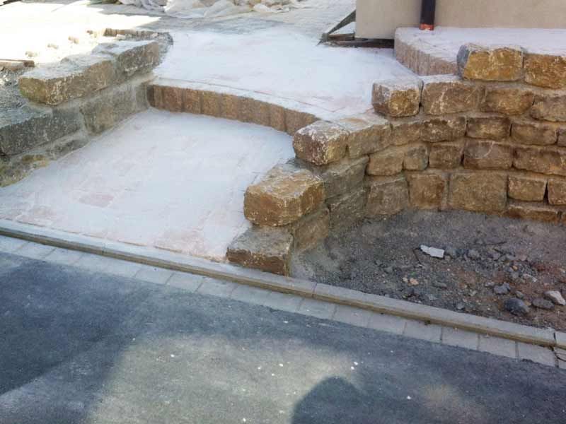 DHK-Bau GmbH & Co. KG, Hasenlohe 9, Neustadt a. d. Aisch, Referenzen, Baustelle, Natursteine, Bodenpressungen, Gabionen zur Hangsicherung, Terrassenanlage, Natursteinmauer, Zertifikate