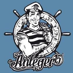 Ein stilisierter Matrose mit einem Seil über der Schulter, eingerahmt von einem Schiffssteuerrad, über dem kursiven Text 