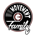 Ein kreisförmiges Logo mit einer stilisierten Schallplatte, dem weißen Text „MOVEMENT“ und dem weißen Schriftzug „Family“.