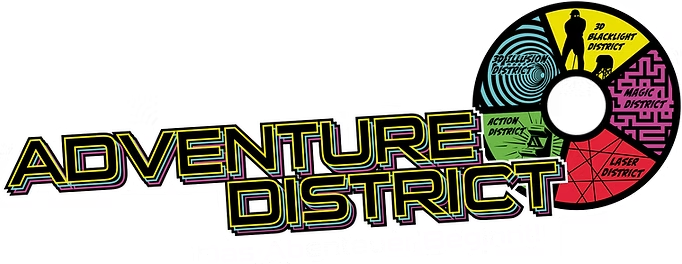 Die Worte „ADVENTURE DISTRICT“ in stilisierter Schrift neben einem kreisförmigen Rad, das in fünf beschriftete farbige Segmente unterteilt ist.