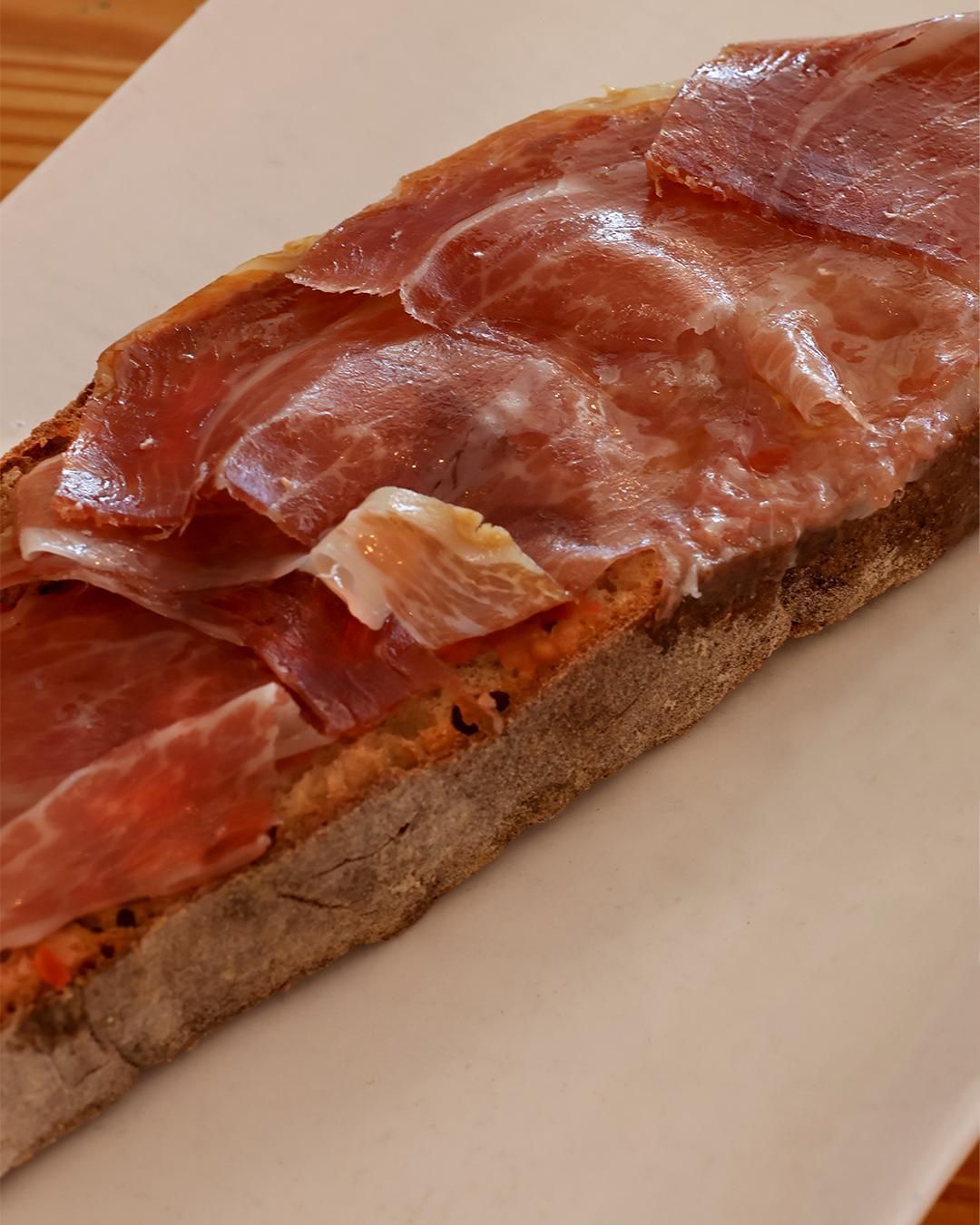 Un primer plano de un trozo de carne en un plato blanco.