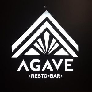 Un logotipo en blanco y negro para el restaurante Agave.