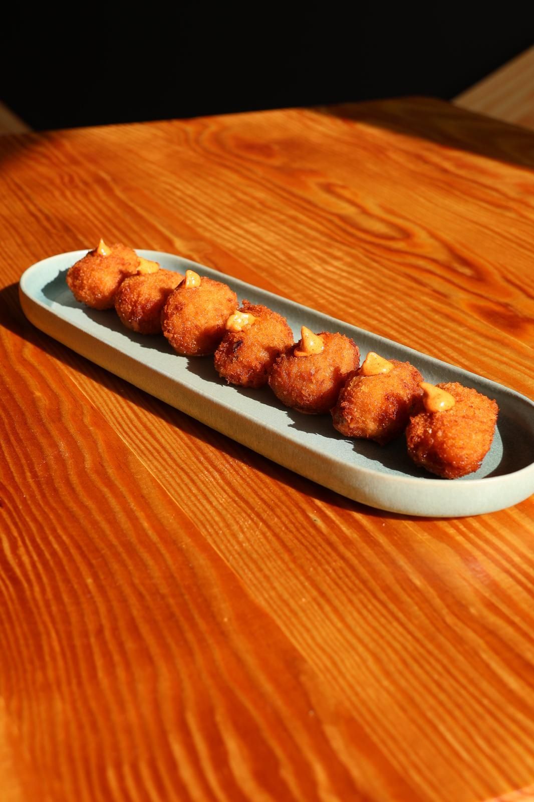 Un plato de comida está sobre una mesa de madera.