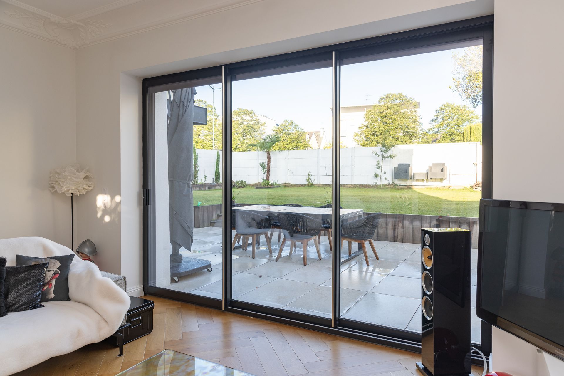 Baie vitrée avec vue sur le jardin