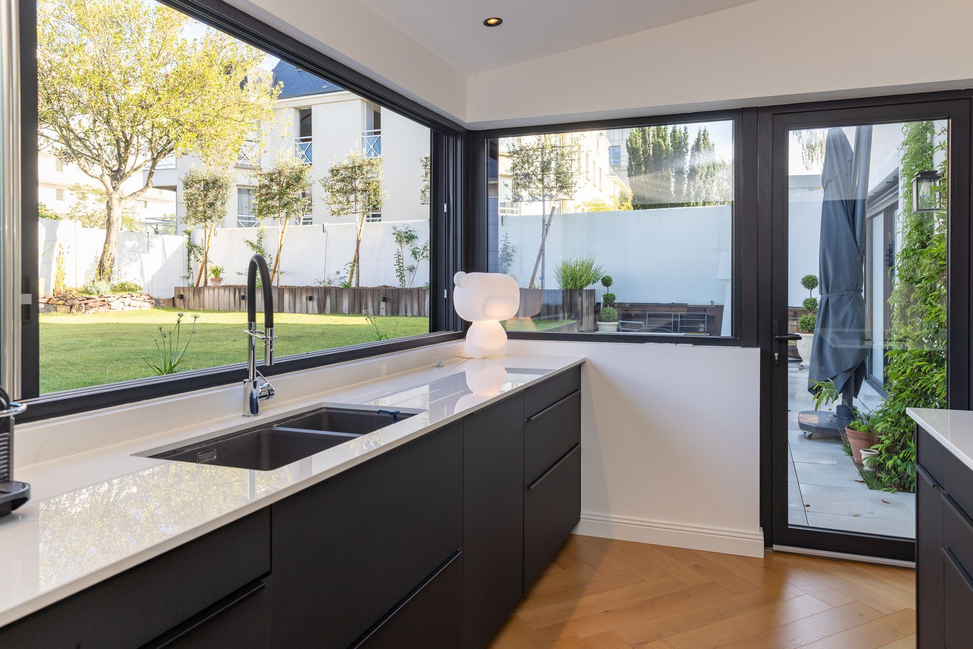 Cuisine très éclairée moderne noire et blanche