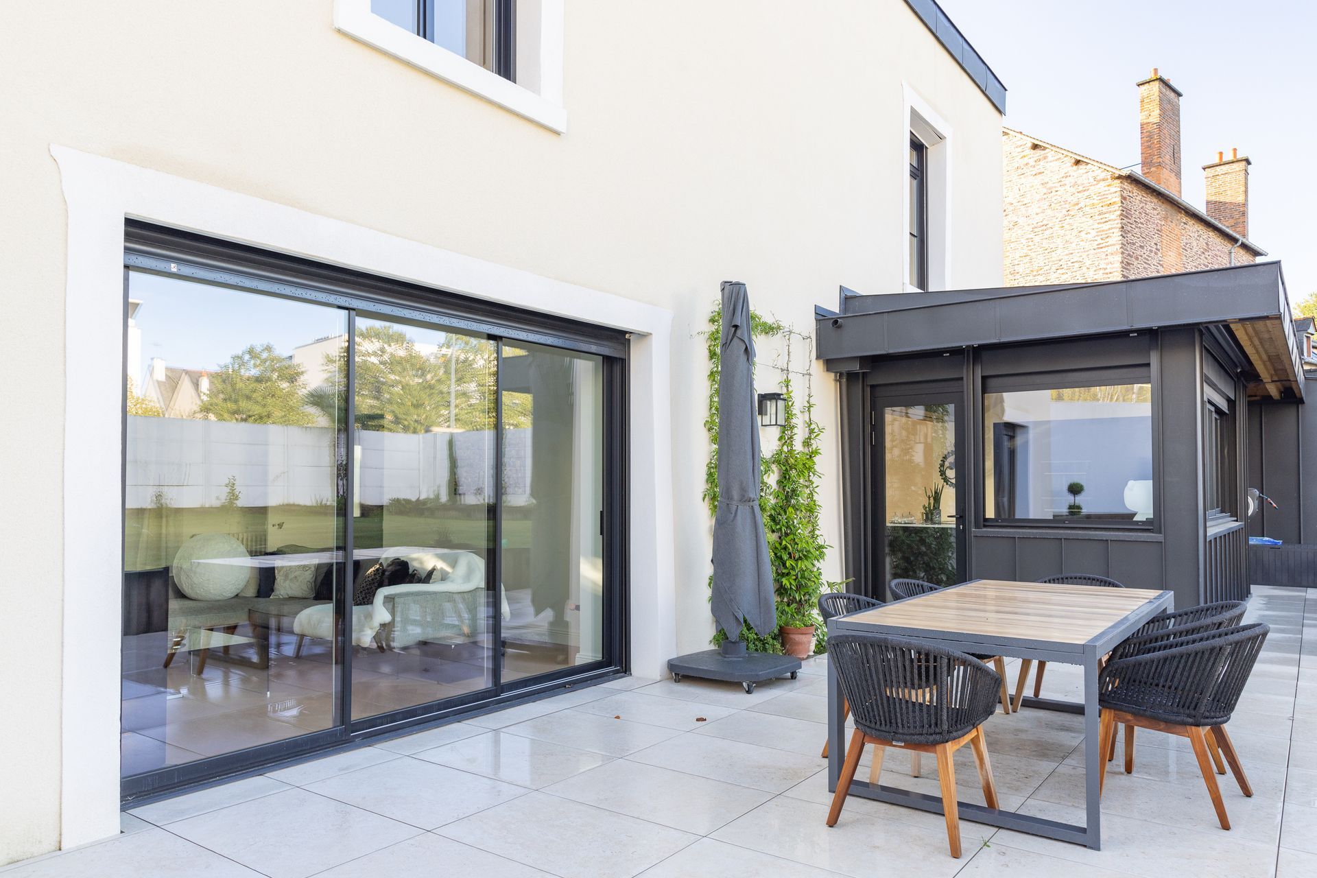 Terrasse et grandes baies vitrées