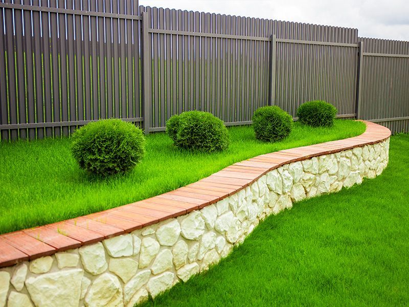 Clôture installée autour d'un espace vert bien entretenu