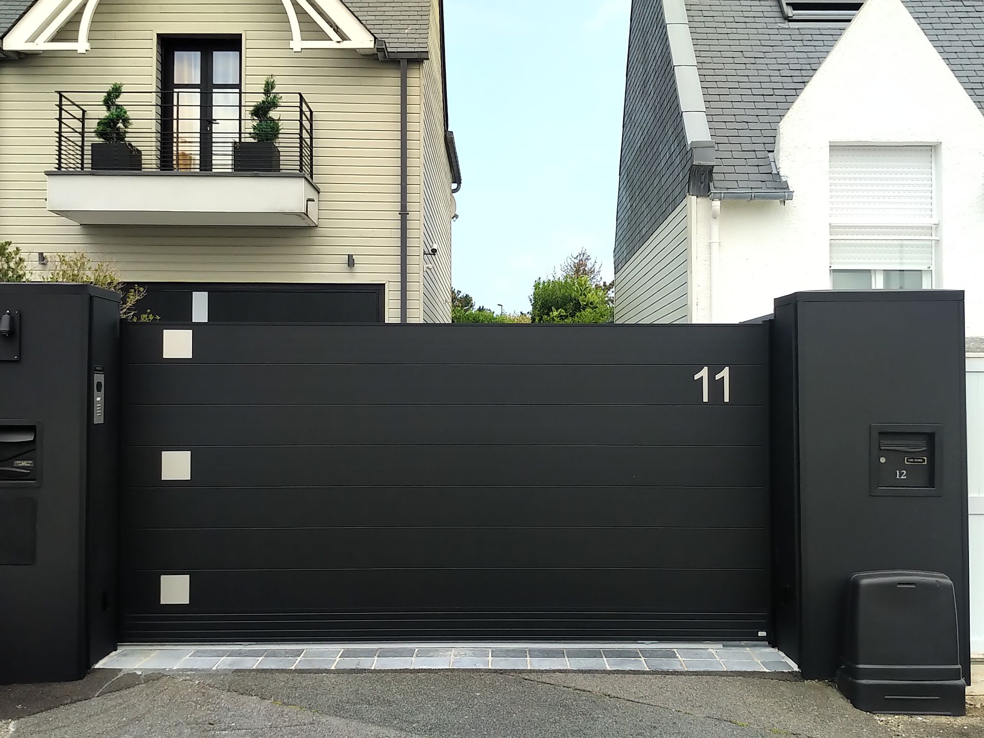 Porte de garage moderne en acier noir