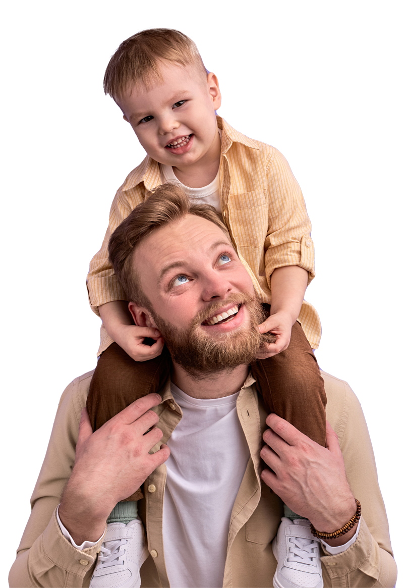 Homme souriant à son enfant