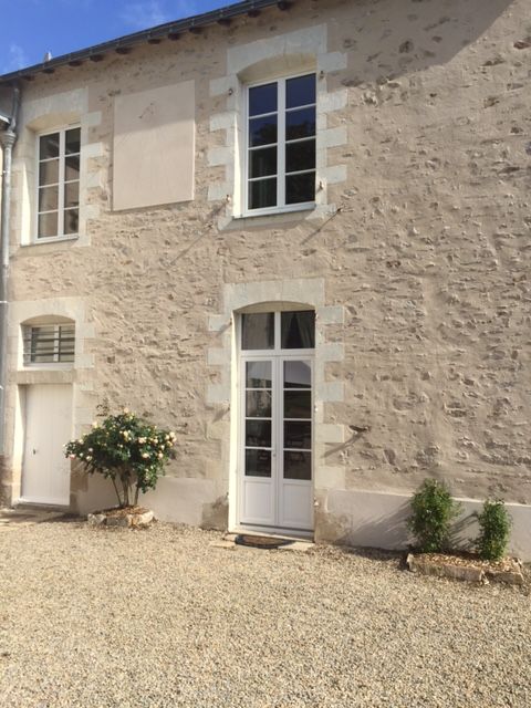 Menuiseries extérieures blanches classiques installées chez un particulier