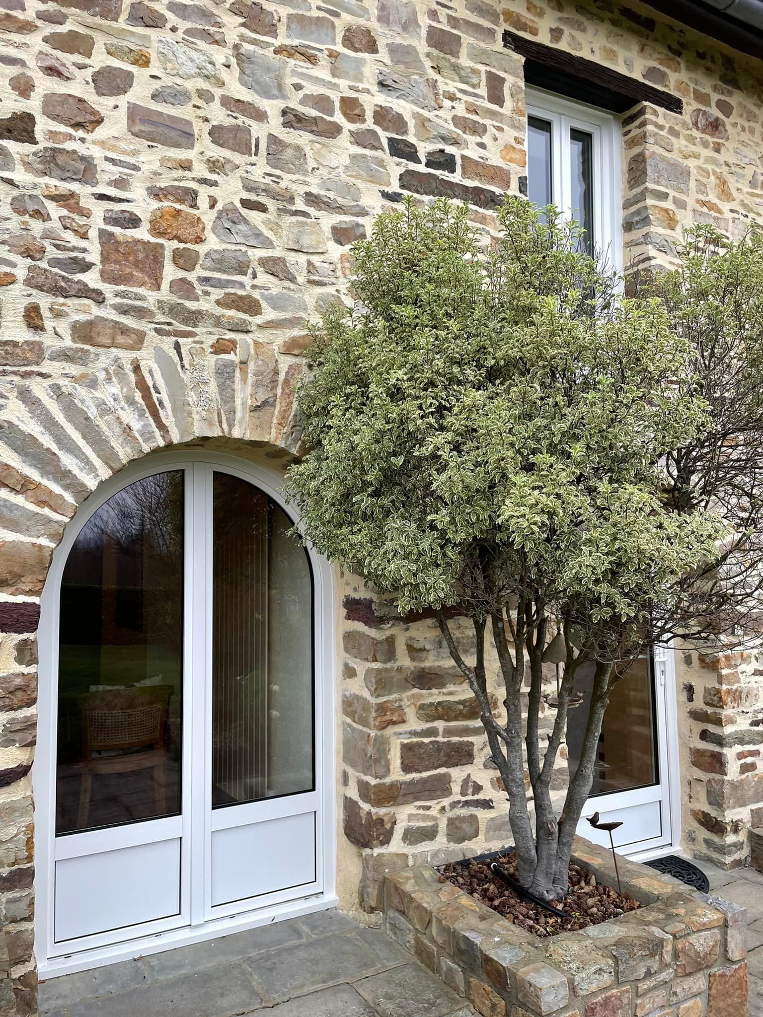 Menuiseries extérieures blanches installées chez un particulier