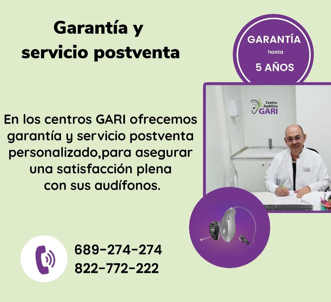 Un hombre sentado en un escritorio con un audífono delante de él.