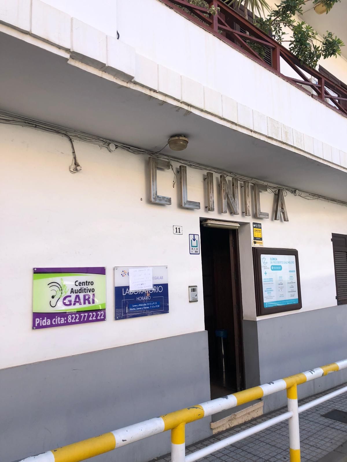 Un edificio con la palabra clínica en él.