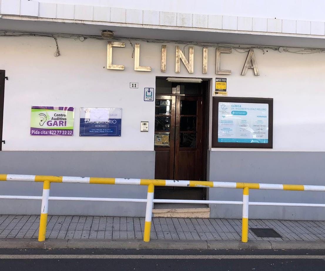 Un edificio blanco con la palabra clínica en él.
