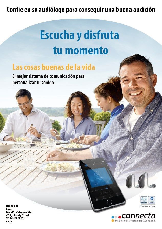 Un grupo de personas está sentada en una mesa con platos de comida.