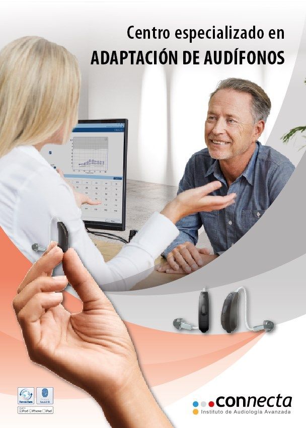 Una mujer está hablando con un hombre que usa un audífono.