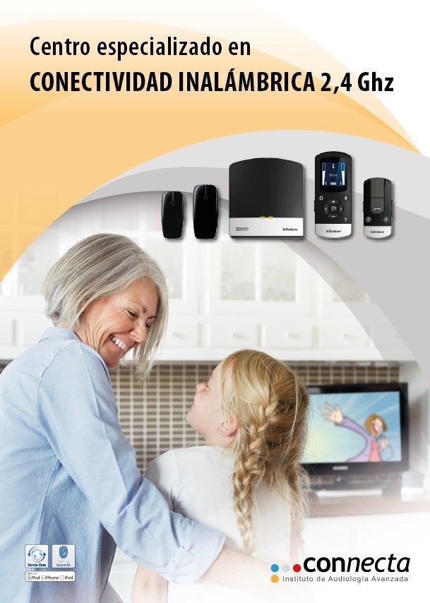 Una mujer sostiene a una niña en sus brazos en una cocina.