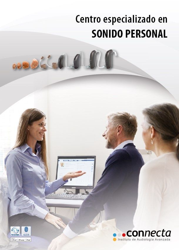 Una mujer habla con un hombre y una mujer sobre audífonos.