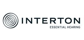 El logotipo de Interton Essential Hearing es en blanco y negro.